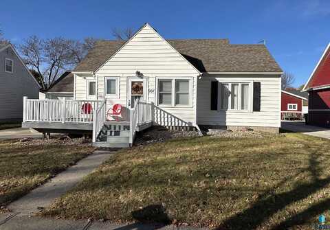 907 N Oakley St, Luverne, MN 56156