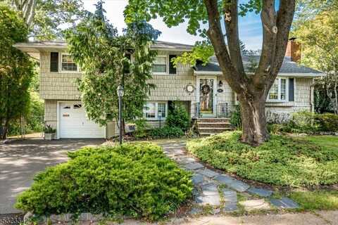 26 Lexington Dr, Metuchen, NJ 08840