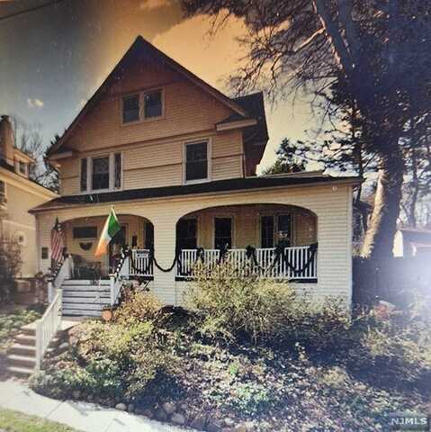 180 Crescent Avenue, Leonia, NJ 07605