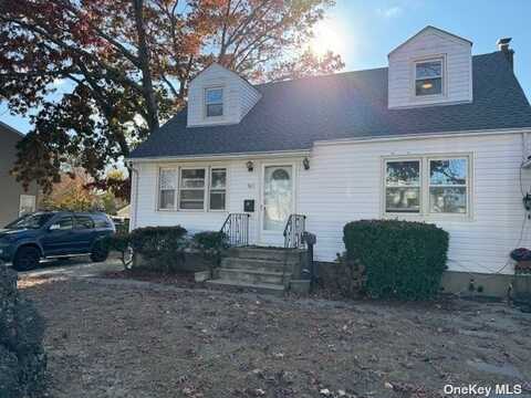 563 N Delaware Avenue, Lindenhurst, NY 11757