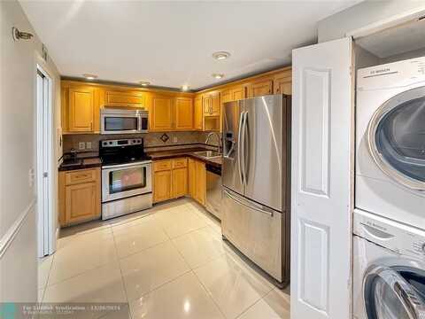 3520 Oaks Way, Pompano Beach, FL 33069