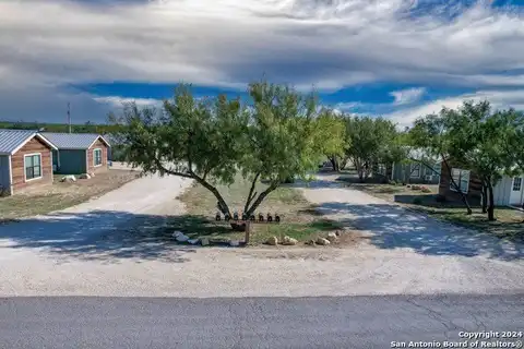 265 Uvalde Oaks Dr., Uvalde, TX 78801