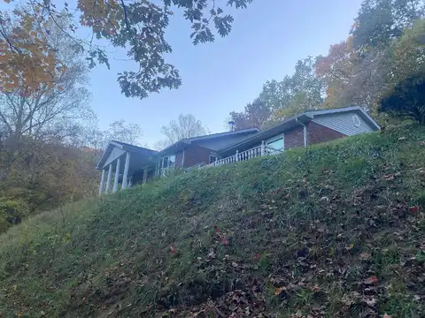 Mayfair Lane, Charleston, WV 25311