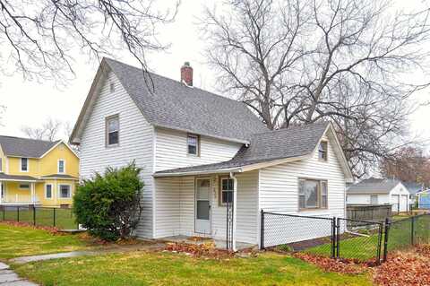 230 NE Maple Avenue, Earlham, IA 50072