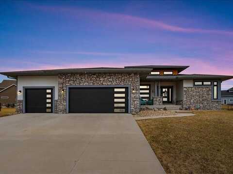 106 Sunflower Dr, Fairfax, IA 52228