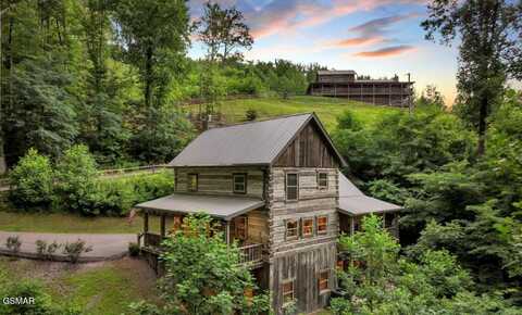 636 Jess Field Road, Gatlinburg, TN 37738