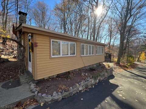 5 Evanston Ave, West Milford, NJ 07480