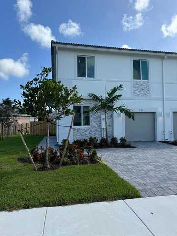 732 SE 13th St Cir, Homestead, FL 33034