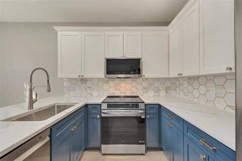 209 Cimarron Trail, Irving, TX 75063