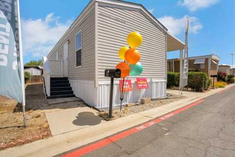 560 W Pleasant Ave, Tulare, CA 93274