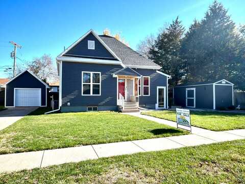 922 Saunders Ave, Hastings, NE 68901