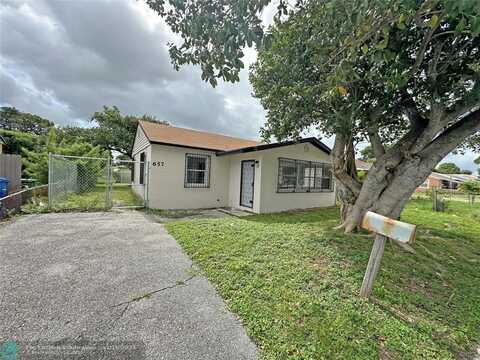 657 W 4th St, Riviera Beach, FL 33404