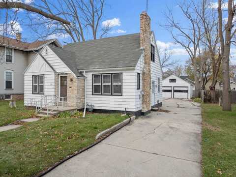 216 E PARKWAY Avenue, OSHKOSH, WI 54901