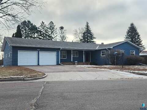 518 Sunset Dr, Dell Rapids, SD 57022