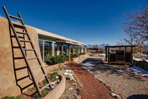 18 Outlander Dr, Carson, NM 87517