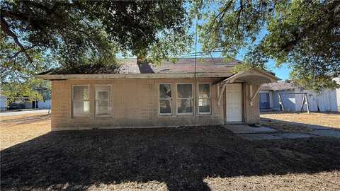 901 Bowie Street, George West, TX 78022