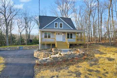 305 Mountainside Dr, Vernon, NJ 07422