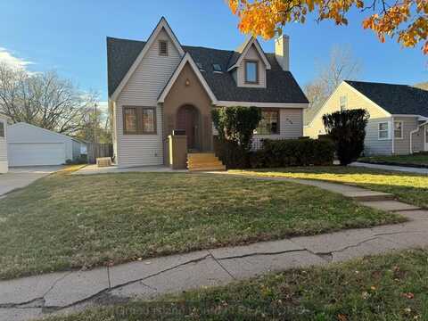 906 E 7th St, Hastings, NE 68901