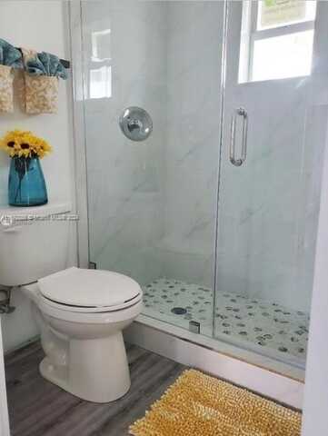 190 NW 16th St, Miami, FL 33136