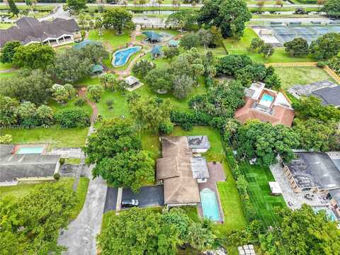 561 Gardenia Ln, Plantation, FL 33317