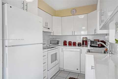 1015 SW 11th Ave, Hallandale Beach, FL 33009