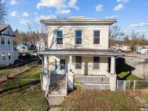 2210 W 3RD Street, Davenport, IA 52802