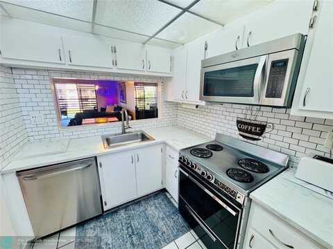 10130 Sunrise Lakes Blvd, Sunrise, FL 33322