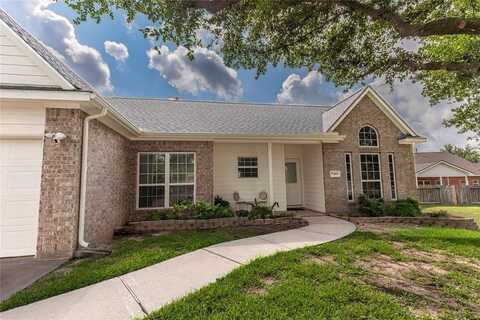 2013 Royal Court, Bellville, TX 77418