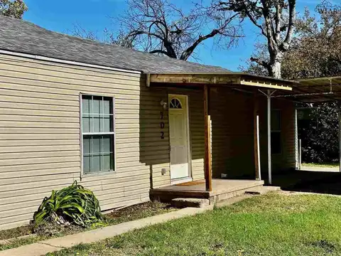 702 E BANK STREET, Iowa Park, TX 76367