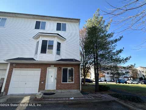 83 Aspen Knolls Way, Staten Island, NY 10312