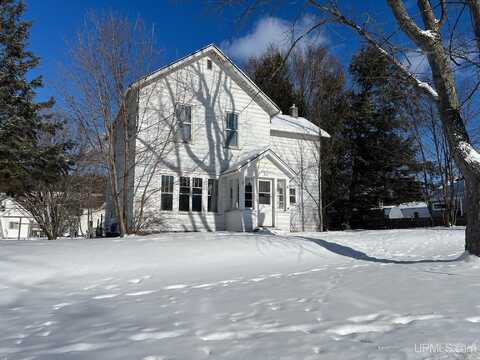 616 E B, Iron Mountain, MI 49801