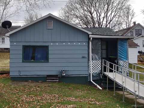 809 E C, Iron Mountain, MI 49801