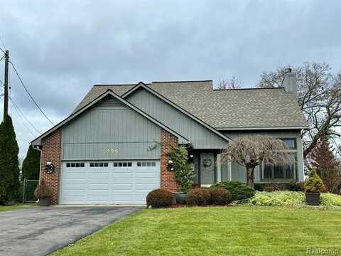 1096 WOODRUFF LAKE Drive, Highland, MI 48357