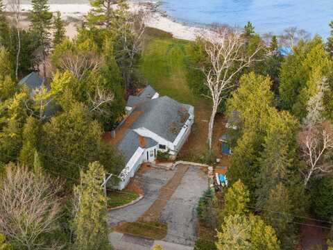 914 Lakeside Drive, Mackinaw City, MI 49701