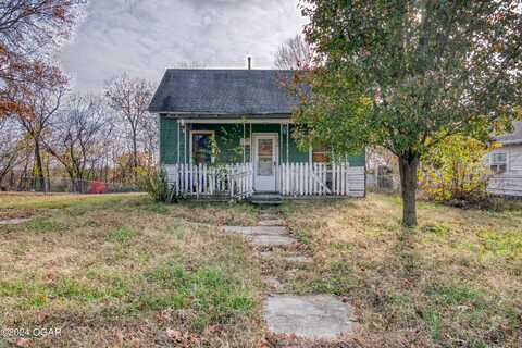 210 W Walton Avenue, Carl Junction, MO 64834