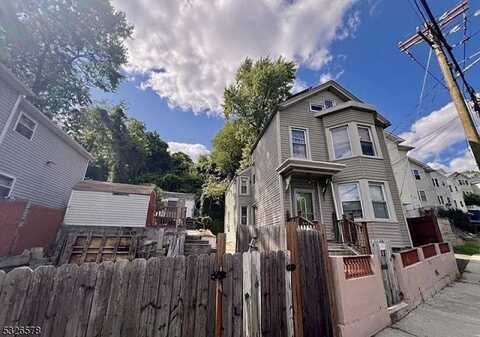 21 Cliff St, Paterson, NJ 07522