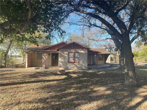 104 E Refugio Street, Skidmore, TX 78389