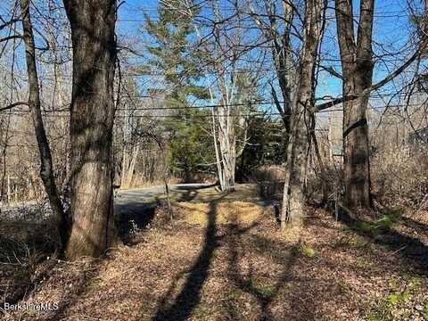 2 Mahkeenac Heights Rd, Stockbridge, MA 01262