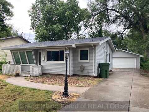 711 E 27th St, Kearney, NE 68847