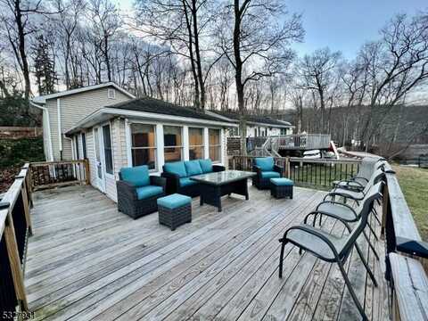 4 Hilltop Rd, Hopatcong, NJ 07821