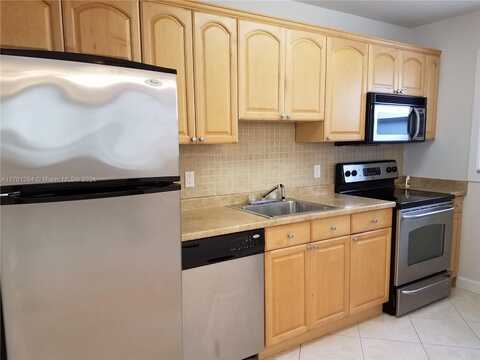 415 NE 2nd St, Hallandale Beach, FL 33009