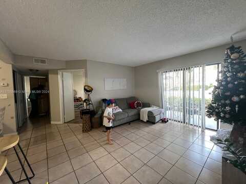 251 W Palm Cir W, Pembroke Pines, FL 33025