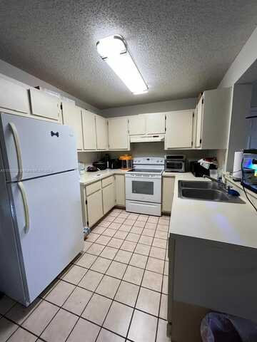 450 W Palm Cir W, Pembroke Pines, FL 33025