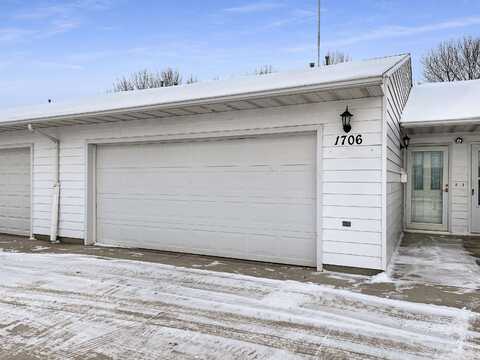 1706 14th Street SW, Minot, ND 58701