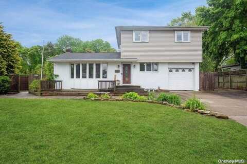6 Riverdale Avenue, Oakdale, NY 11769