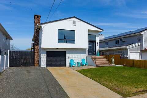 26 Bayview Avenue W, Lindenhurst, NY 11757