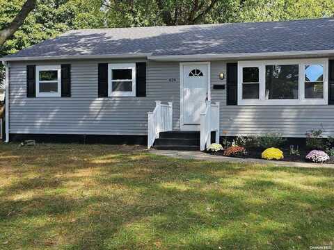 424 N Howell Avenue, Riverhead, NY 11901