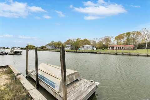 8 Gardiners Path, Hampton Bays, NY 11946