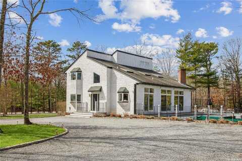 19 Indian Pipe Drive, Quogue, NY 11959