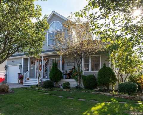 653 N Broome Avenue, Lindenhurst, NY 11757